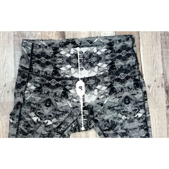 Athleta Cosmic Chaturanga Black White Capri Cropped Activewear Leggings SMALL - Picture 7 of 12